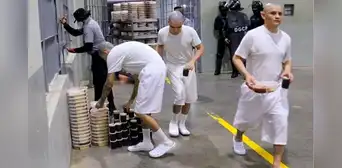 Así es la comida de los prisioneros de megacárcel de El Salvador: no pueden ingerir carnes y tienen que comer con la mano