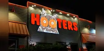 Hooters se declara en quiebra con una deuda de más de 370 millones de dólares: ¿Qué futuro le espera a la icónica cadena de restaurantes?
