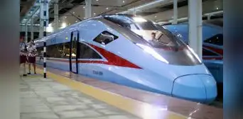 China desafía a la velocidad con el tren más rápido del mundo: supera los 450 km/h y llevará a 552 pasajeros China desafía a la velocidad con el tren más rápido del mundo: supera los 450 km/h y llevará a 552 pasajeros