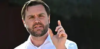 La tajante postura de J. D. Vance sobre las Green Card en Estados Unidos y recuerda a inmigrantes que se pueden revocar La tajante postura de J. D. Vance sobre las Green Card en Estados Unidos y recuerda a inmigrantes que se pueden revocar