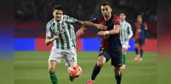 Real Madrid cayó en casa ante Valencia y el Barcelona no pasó del empate con el Betis Real Madrid cayó en casa ante Valencia y el Barcelona no pasó del empate con el Betis