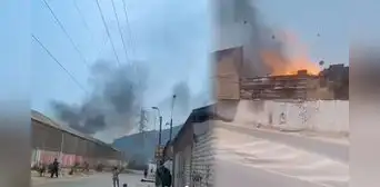 Fuerte incendio consume fábrica frente al mercado Chacra en Lurigancho-Chosica