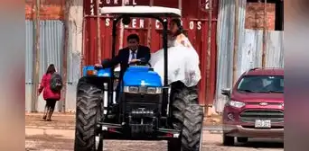Pareja de recién casados sorprenden a pobladores al pasear en tractor por calles de Puno Pareja de recién casados sorprenden a pobladores al pasear en tractor por calles de Puno