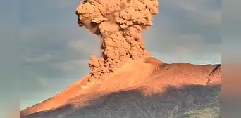 Volcán Kanlaon en Filipinas entra en erupción y lanza una impresionante columna de cenizas al aire Volcán Kanlaon en Filipinas entra en erupción y lanza una impresionante columna de cenizas al aire