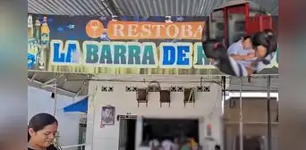 Escolares llevan clases dentro de restobar luego de que colegio se declare 'no habitable' en Iquitos