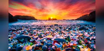 Esta es la playa más peculiar de California: era depósito de desechos y ahora la visitan por "ser de cristal"