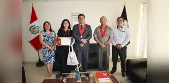 Entregan diploma de reconocimiento a la ganadora del Concurso Ensayo Jurídico de Secigristas 2025