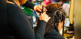 Nuevo proyecto de ley eliminaría el requisito de una licencia para los trenzadores de cabello en este estado de EEUU Nuevo proyecto de ley eliminaría el requisito de una licencia para los trenzadores de cabello en este estado de EEUU