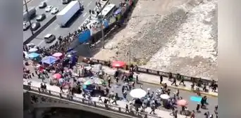 Manifestantes rompen cordón policial y marchan directamente hacia el Congreso Manifestantes rompen cordón policial y marchan directamente hacia el Congreso