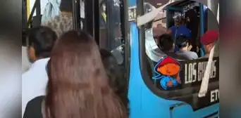 Paro de transportistas: múltiples ciudadanos intentan subir a buses de 'El Chino' para regresar a casa