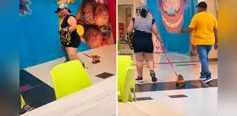 Pareja lleva a su loro a centro comercial y lo pasea en un camión de juguete: "Tiene chofer privado" Pareja lleva a su loro a centro comercial y lo pasea en un camión de juguete: "Tiene chofer privado"