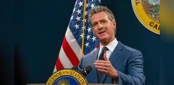 California: Gavin Newsom firma ley que prohíbe a los empleadores solicitar la licencia de conducir como requisito de trabajo