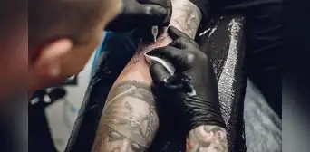 Inmigrantes en Miami buscan borrar sus tatuajes por temor a ser asociados con el Tren de Aragua y ser deportados por ICE