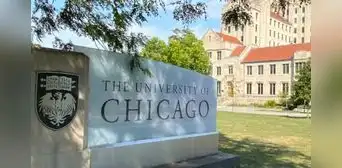Gobierno de EEUU revoca visas F-1 a siete estudiantes internacionales de la Universidad de Chicago