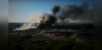 Incendio en basurero de Texas: bomberos de Fort Worth reportan feroz columna de humo que podría tardar días en apagarse