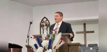 Sacerdote de EEUU fue secuestrado frente a sus fieles y familiares: lo sacaron del púlpito con una pistola apuntándole en la cabeza Sacerdote de EEUU fue secuestrado frente a sus fieles y familiares: lo sacaron del púlpito con una pistola apuntándole en la cabeza