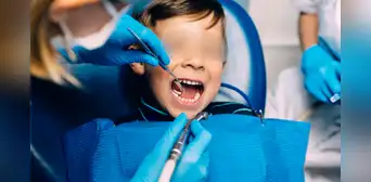 Fue a sacarse una muela y terminó sin 12 dientes: el caso del niño que por un error médico dejó de hablar y comer, en Argentina