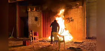Vecinos incendian local nocturno en Puno tras acusar a trabajadores de robar S/1.800 a un cliente Vecinos incendian local nocturno en Puno tras acusar a trabajadores de robar S/1.800 a un cliente
