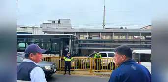 Cierran estación Balta por choque entre un bus y auto particular que invadió las vías del Metropolitano Cierran estación Balta por choque entre un bus y auto particular que invadió las vías del Metropolitano