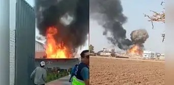 Incendio en Lurín: evacúan a estudiantes de dos colegios cerca del almacén por seguridad Incendio en Lurín: evacúan a estudiantes de dos colegios cerca del almacén por seguridad