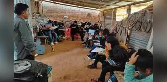 Piura: alumnos estudian en aula de calamina y en salones a punto de derrumbarse Piura: alumnos estudian en aula de calamina y en salones a punto de derrumbarse