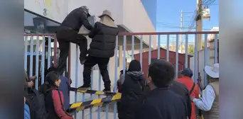 Alumnos se enfrentan al rectorado de la Universidad Néstor Cáceres de Juliaca: se reportan 4 heridos