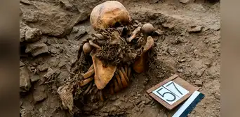 Arqueólogos descubren en Perú los esqueletos de 24 personas y diversas ofrendas dentro de una gran tumba circular Arqueólogos descubren en Perú los esqueletos de 24 personas y diversas ofrendas dentro de una gran tumba circular