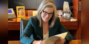 Arizona: Katie Hobbs firma ley que beneficiaría a la salud de estudiantes y limitaría venta de estos productos
