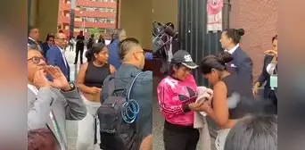 Postulante a la UNFV olvida su DNI, pero su madre corre hacia a ella y le da el documento a tiempo Postulante a la UNFV olvida su DNI, pero su madre corre hacia a ella y le da el documento a tiempo