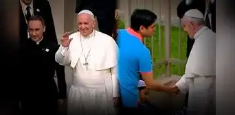 El día que el papa Francisco rompió el protocolo para entregarle un regalo especial a una niña con discapacidad en Perú: la historia de Diana Valentina