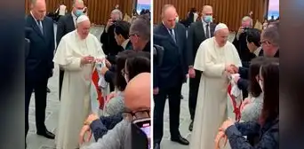 La vez que la Blanquirroja llegó al Vaticano: Gianluca Lapadula entregó la camiseta de Perú al papa Francisco