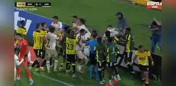 Jugadores de Universitario fueron agredidos por hinchas de Barcelona tras cruce en pleno campo de juego