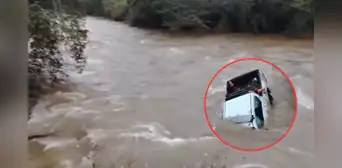 Patrullero PNP cae al río Utcubamba en Amazonas: conductor escapa y otros policías desaparecen tras quedar atrapados Patrullero PNP cae al río Utcubamba en Amazonas: conductor escapa y otros policías desaparecen tras quedar atrapados