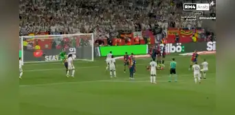 Kylian Mbappé anota golazo de tiro libre y pone el 1-1 del Real Madrid ante Barcelona por la final de la Copa del Rey Kylian Mbappé anota golazo de tiro libre y pone el 1-1 del Real Madrid ante Barcelona por la final de la Copa del Rey