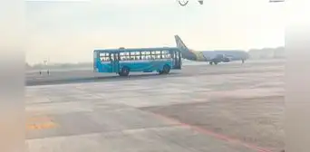 Captan bus de ‘El Chino’ en pista de aeropuerto en Perú y usuarios bromean: “Ahora compite con el avión” Captan bus de ‘El Chino’ en pista de aeropuerto en Perú y usuarios bromean: “Ahora compite con el avión”