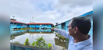 Crisis en Iquitos: menores asisten a colegio inundado y padres alertas por muertes por dengue y leptospirosis Crisis en Iquitos: menores asisten a colegio inundado y padres alertas por muertes por dengue y leptospirosis