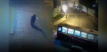 Cámaras captan el preciso momento del ataque a balazos contra bus "T" en Chorrillos: pasajeros se tiraron al suelo Cámaras captan el preciso momento del ataque a balazos contra bus "T" en Chorrillos: pasajeros se tiraron al suelo