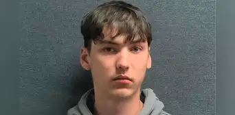 Padre dispara tres veces a hombre de 20 años tras encontrarlo desnudo en la habitación de su hija adolescente en Kentucky Padre dispara tres veces a hombre de 20 años tras encontrarlo desnudo en la habitación de su hija adolescente en Kentucky