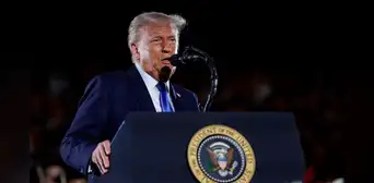 Donald Trump firmó un decreto para que se retire la financiación federal a las radiotelevisiones públicas PBS y NPR Donald Trump firmó un decreto para que se retire la financiación federal a las radiotelevisiones públicas PBS y NPR