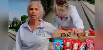 Mujer de 56 años es acusada de agredir a vendedora ambulante en California: empujó el carrito de productos y la hizo caer Mujer de 56 años es acusada de agredir a vendedora ambulante en California: empujó el carrito de productos y la hizo caer