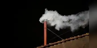 Así se fabrica el humo blanco y negro que se usará para la elección del siguiente papa en el cónclave Así se fabrica el humo blanco y negro que se usará para la elección del siguiente papa en el cónclave