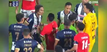 Paolo Guerrero se le fue encima al árbitro luego de ser expulsado en el Alianza Lima vs Cienciano Paolo Guerrero se le fue encima al árbitro luego de ser expulsado en el Alianza Lima vs Cienciano