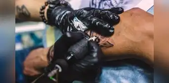 Inmigrantes buscan borrarse tatuajes considerados 'sospechosos' por la administración Trump: ¿cómo son?