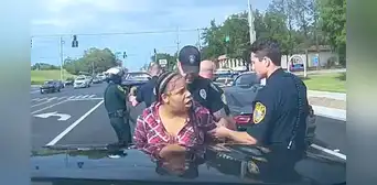 Era agente de policía, pero fue arrestada por robar US$5.000 de un banco en Florida: "Tengo un arma y dispararé" Era agente de policía, pero fue arrestada por robar US$5.000 de un banco en Florida: "Tengo un arma y dispararé"