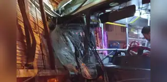 Fuerte choque en Ate: tráiler y bus de la empresa ETUL 4 colisionan a la altura de la av. Horacio Zeballos Fuerte choque en Ate: tráiler y bus de la empresa ETUL 4 colisionan a la altura de la av. Horacio Zeballos