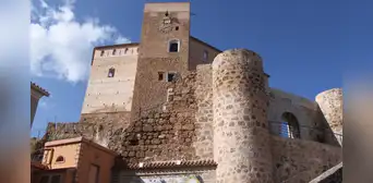 Así es el castillo medieval de Valencia construido entre dos ríos y sobre un volcán que guarda siglos de historia y vistas imponentes Así es el castillo medieval de Valencia construido entre dos ríos y sobre un volcán que guarda siglos de historia y vistas imponentes
