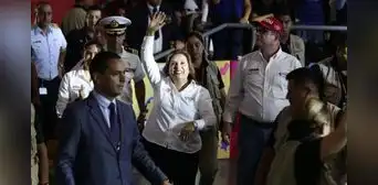 Estudiantes de Beca 18 abuchean a presidenta, pero seguridad los silencia: "Fuera, Dina"