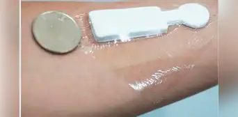 Científicos crean un sensor en forma de bandita para 'leer' las emociones, incluso cuando se ocultan Científicos crean un sensor en forma de bandita para 'leer' las emociones, incluso cuando se ocultan