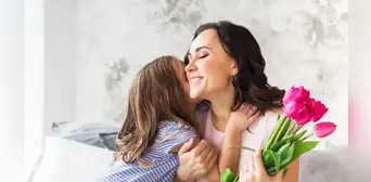 Día de la Madre 2025: Ideas creativas y frases graciosas para felicitar a mamá de una manera única y divertida