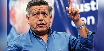 César Acuña minimiza sus constantes pedidos de licencia de trabajo: “Muchos peruanos viajan, yo también” César Acuña minimiza sus constantes pedidos de licencia de trabajo: “Muchos peruanos viajan, yo también”